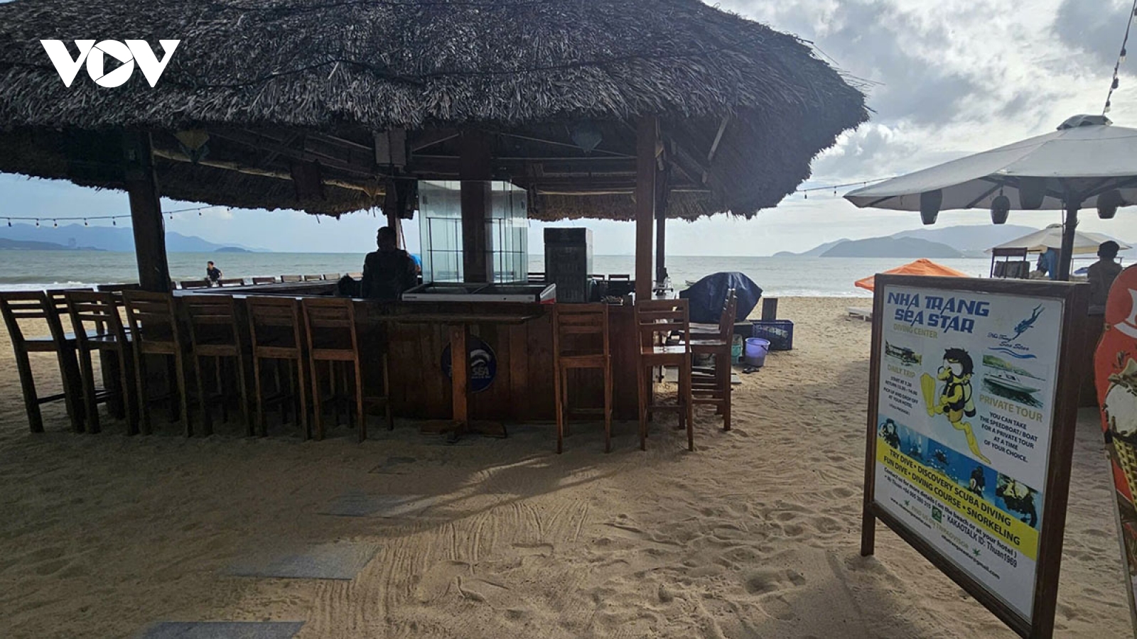 Khánh Hòa đình chỉ quán bar ven biển sau vụ nhân viên cầm xẻng đuổi du khách