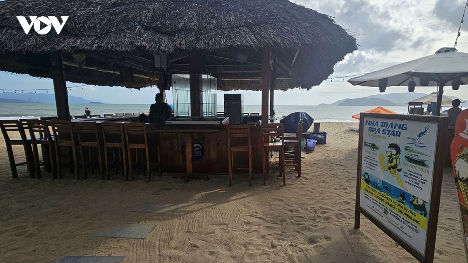 Khánh Hòa đình chỉ quán bar ven biển sau vụ nhân viên cầm xẻng đuổi du khách
