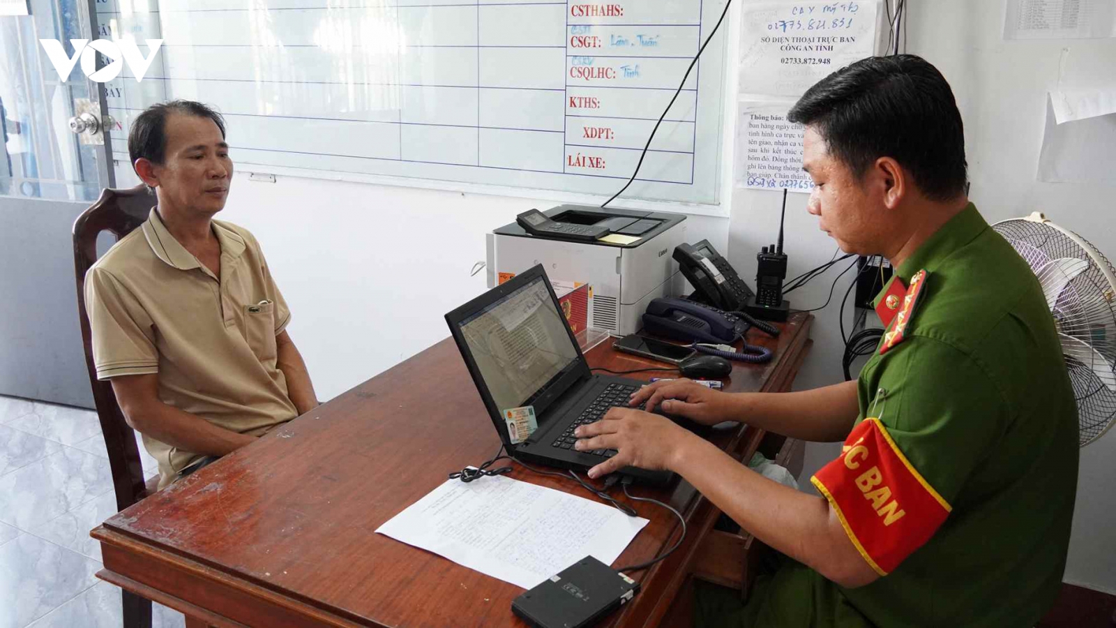 Cha rủ con trai đi đánh ghen, đâm "tình địch" tử vong