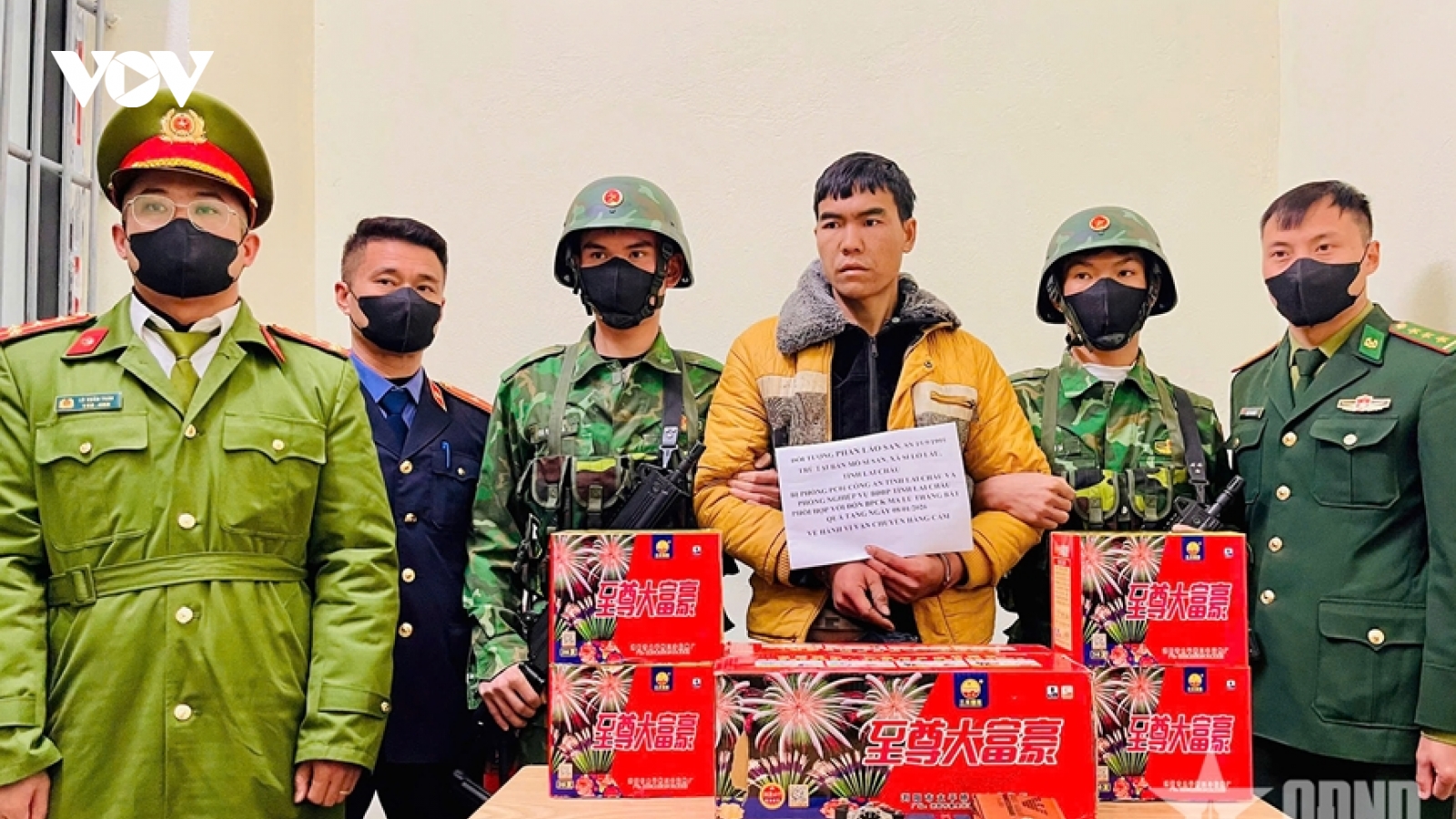 Bắt đối tượng vận chuyển pháo hoa trái phép qua biên giới