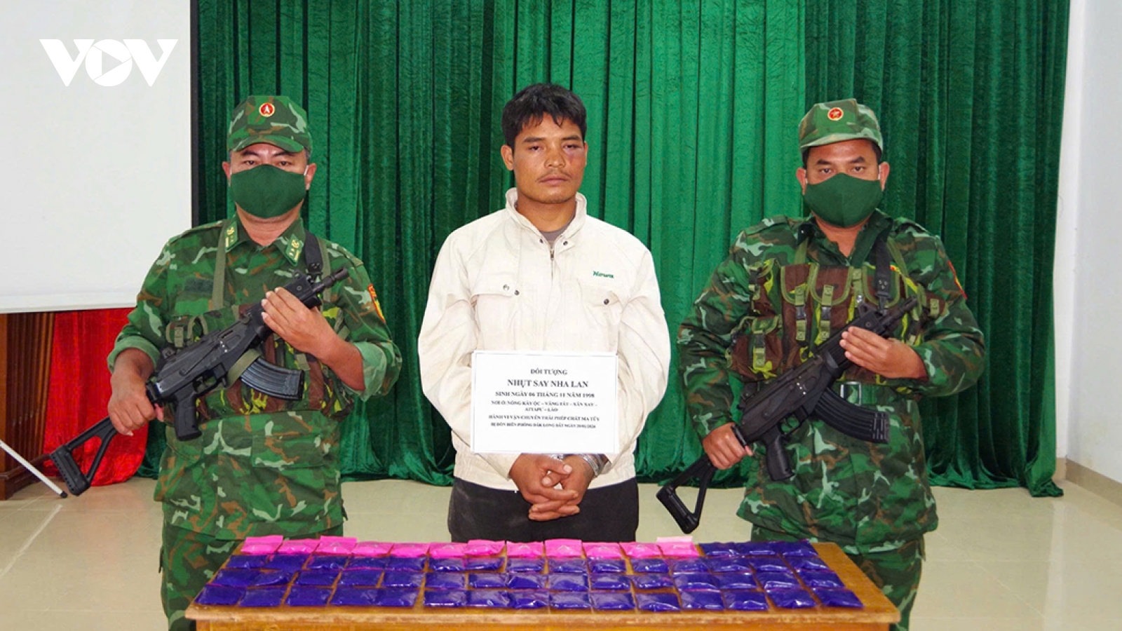 Bắt một người nước ngoài vận chuyển hàng nghìn viên nén nghi ma túy tổng hợp