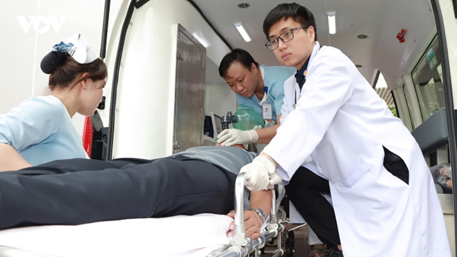Con gái nhanh trí cứu mẹ bị đột quỵ