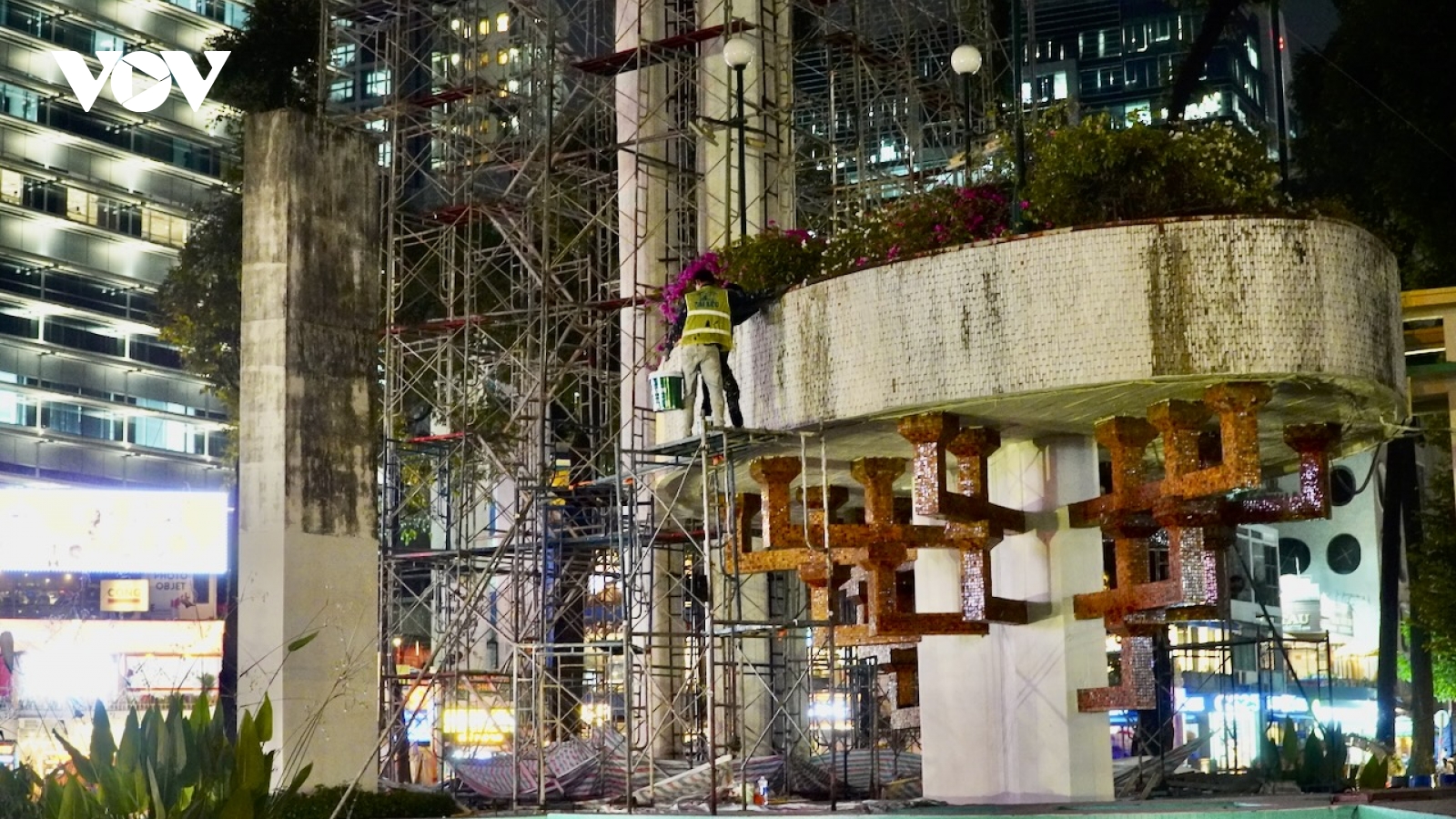 Công nhân khẩn trương chỉnh trang Hồ Con Rùa