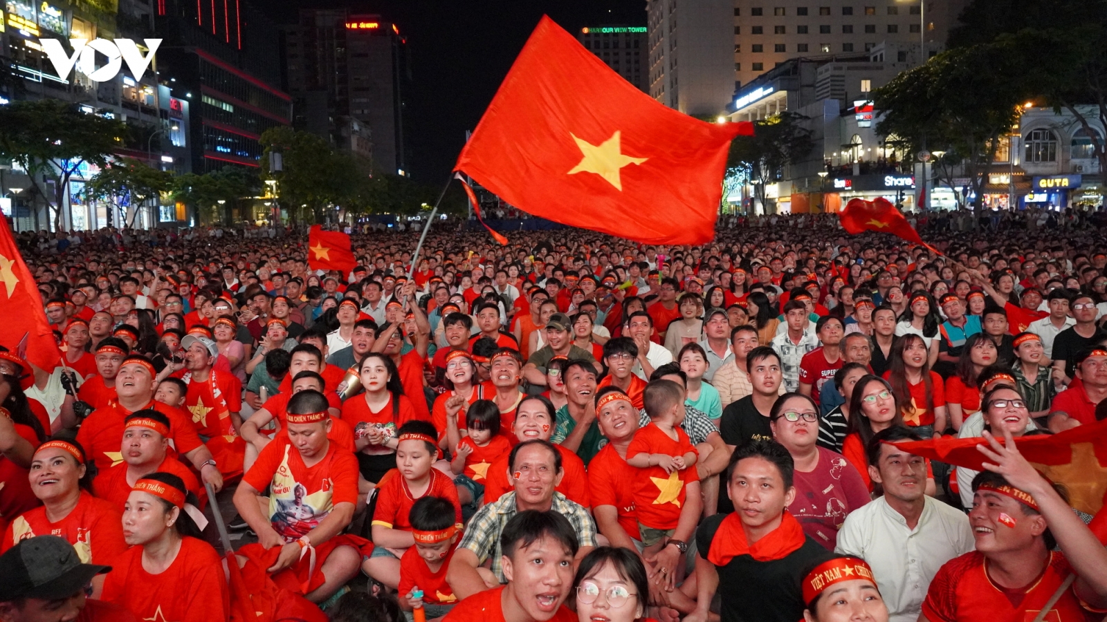 Người dân cả nước háo hức chờ đón tin chiến thắng từ U23 Việt Nam