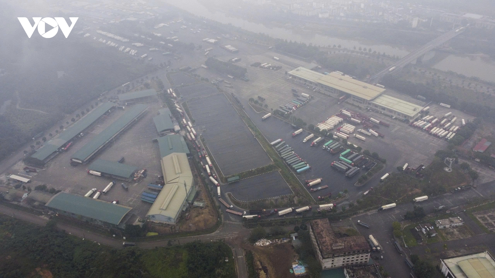 Hàng trăm xe chở hàng Tết ùn ứ tại Cửa khẩu Kim Thành do vướng quy định mới