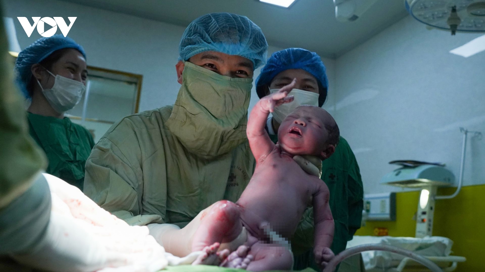 Vỡ òa hạnh phúc đón những em bé chào đời vào thời khắc năm mới 2026