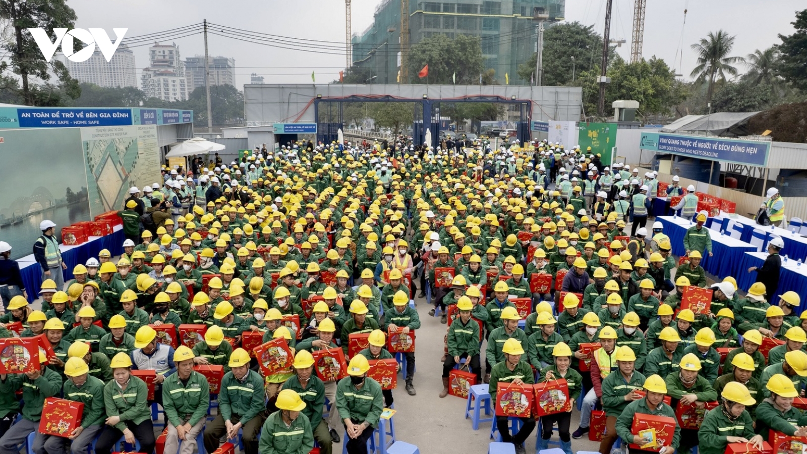 Báo Nhân Dân trao tặng quà Tết cho hơn 1.100 công nhân