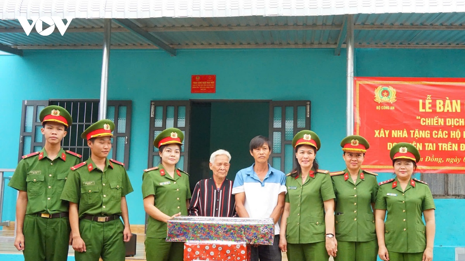 Bàn giao nhà cho người dân trong “Chiến dịch Quang Trung” ở tỉnh Lâm Đồng