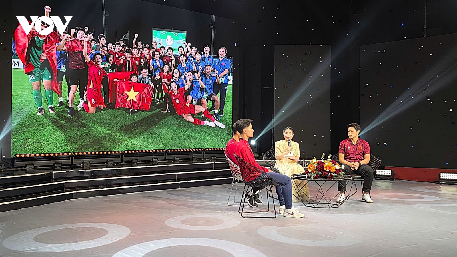 Đình Bắc, Văn Bình, Quốc Cường được tỉnh Nghệ An trao bằng khen và tiền thưởng