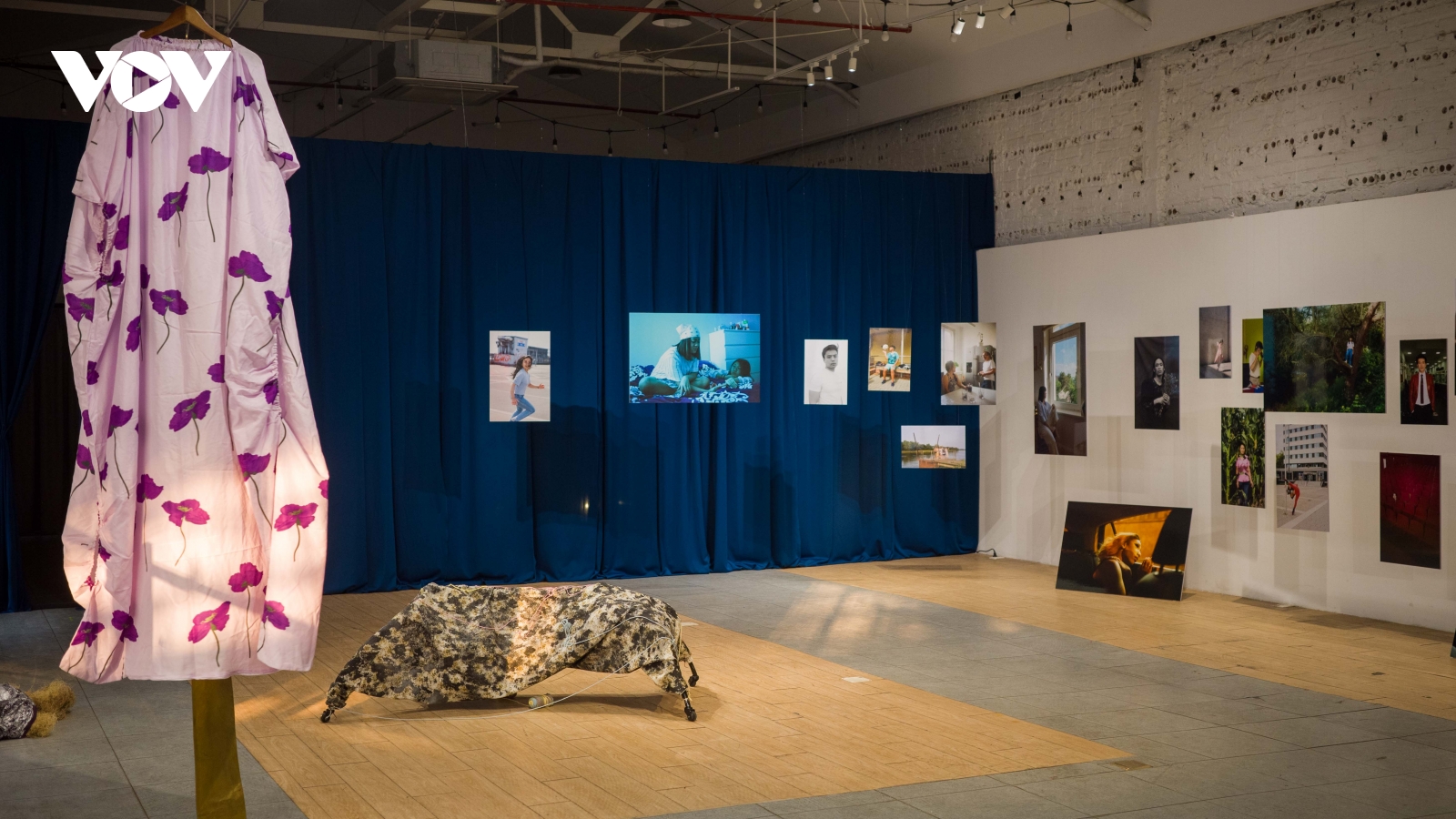 “Giữa miền di - dịch”: Nghệ thuật kể câu chuyện di cư và bản sắc con người