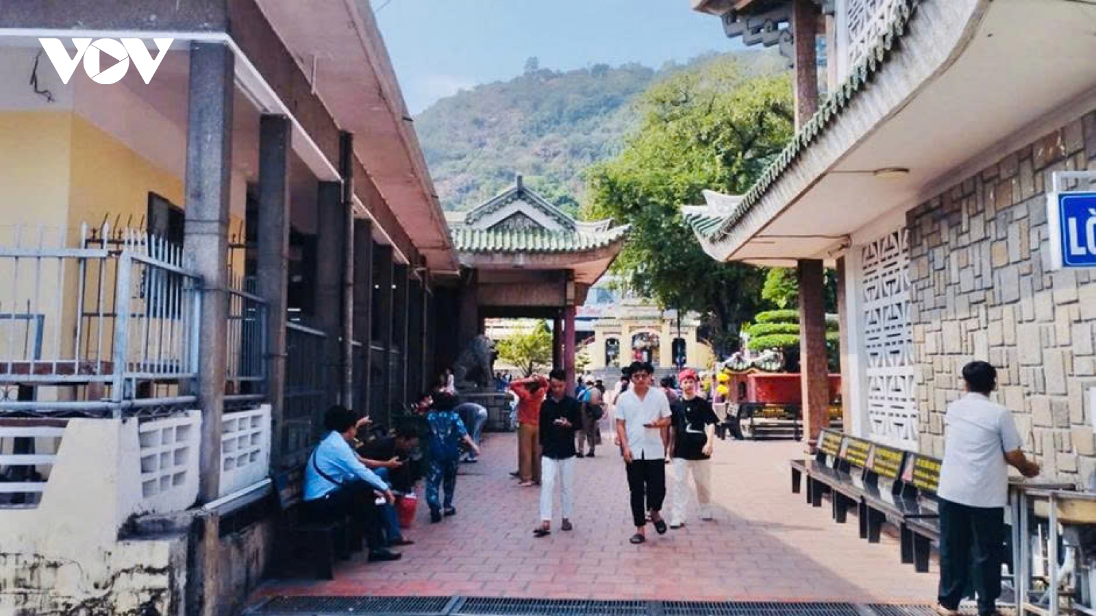 Du khách đổ về Miếu Bà Chúa Xứ (An Giang) tạ lễ dịp cuối năm