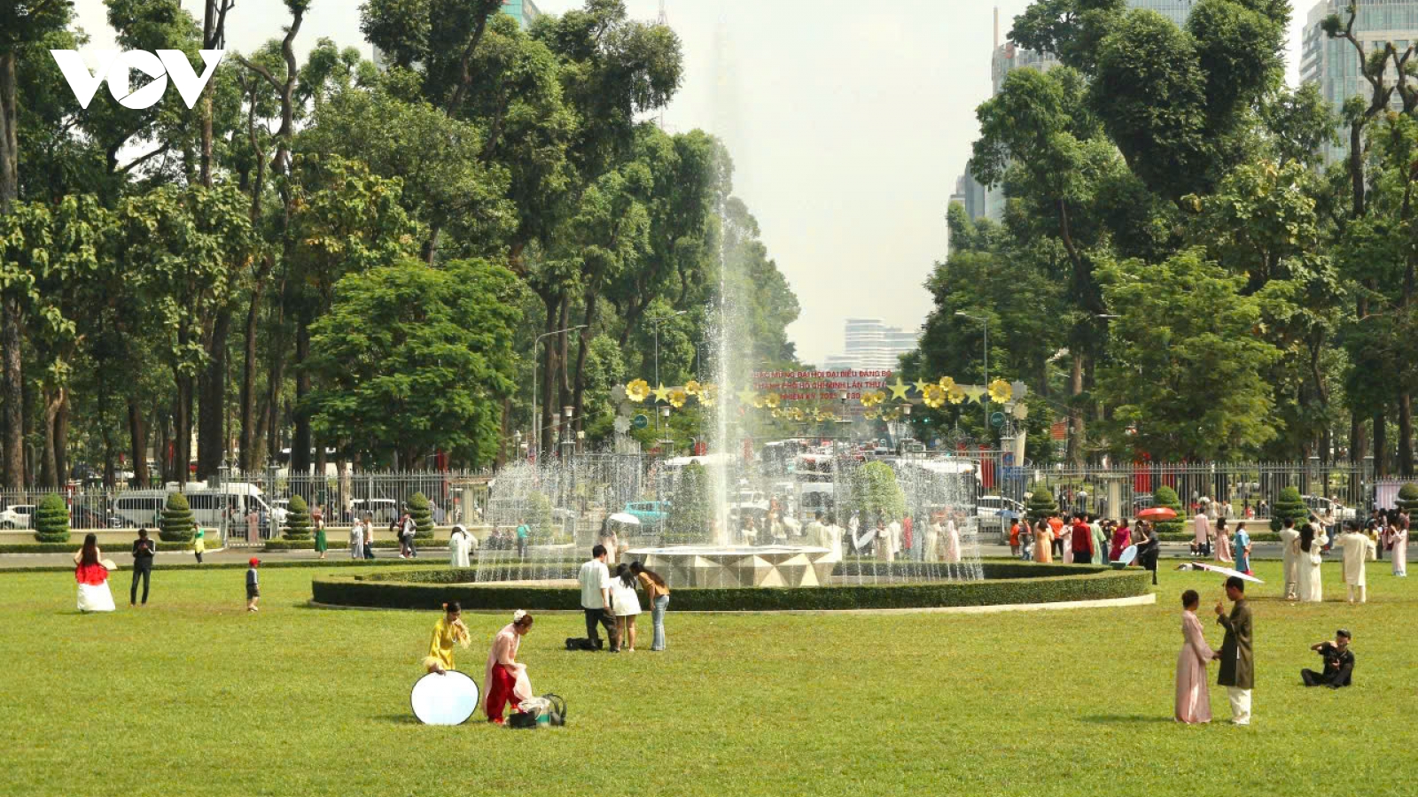 Dinh Độc Lập thu hút giới trẻ dịp cận Tết