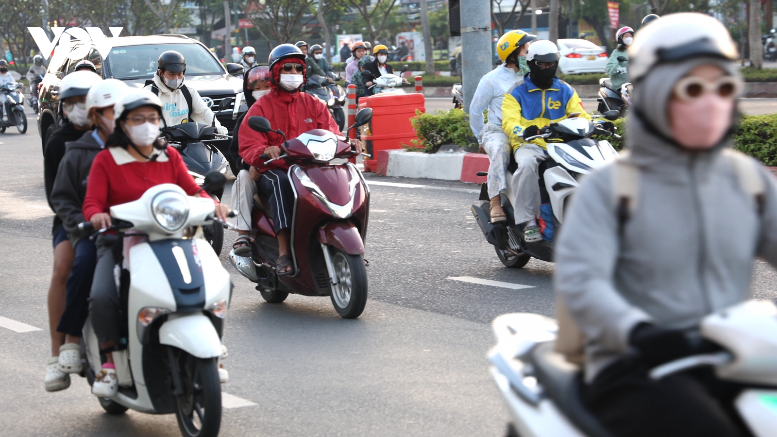 Người dân TP.HCM co ro khi ra đường vì đợt lạnh hiếm gặp