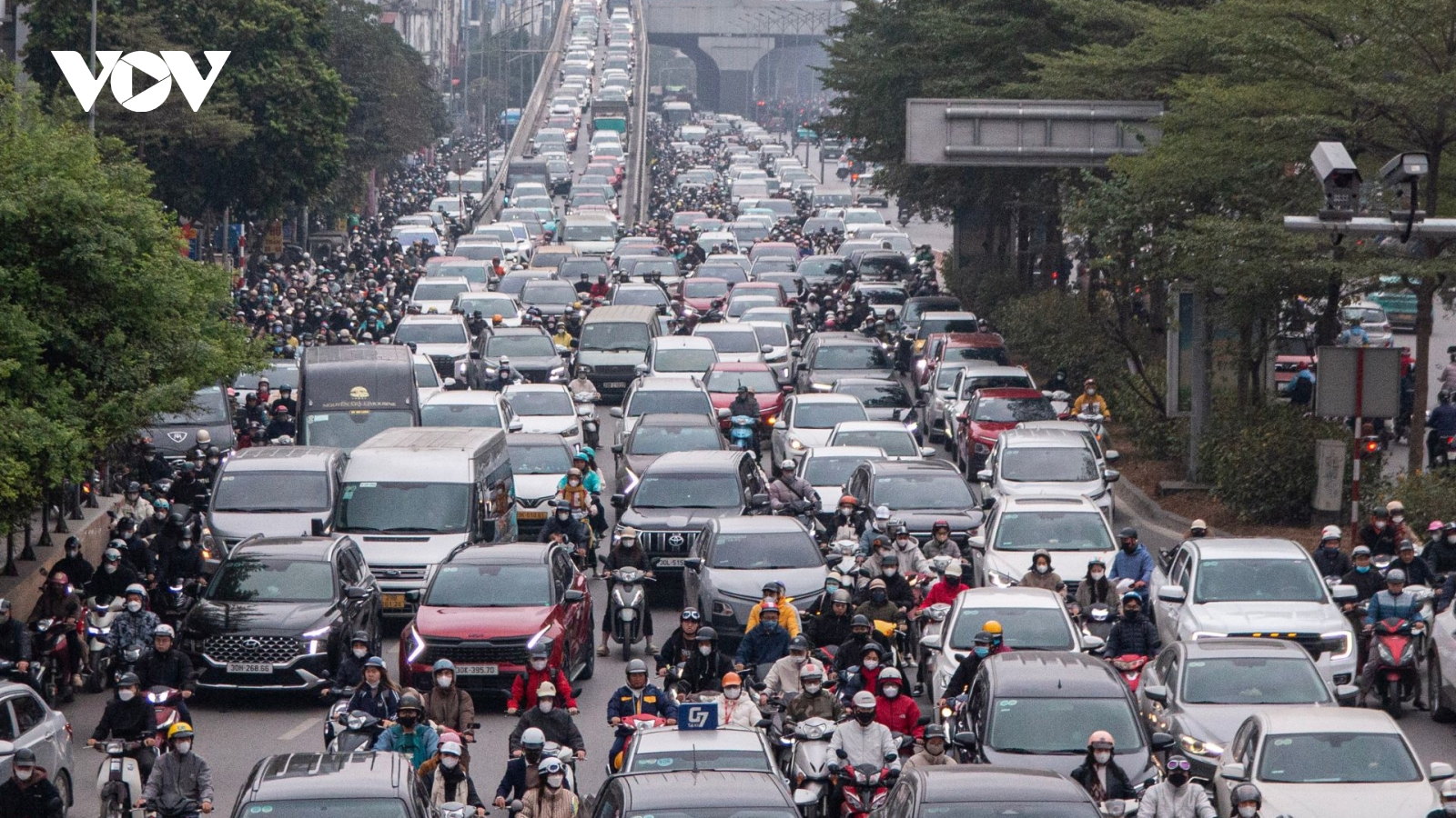 Lưu lượng giao thông Hà Nội tăng sau kỳ nghỉ Tết, hàng loạt tuyến đường ùn tắc