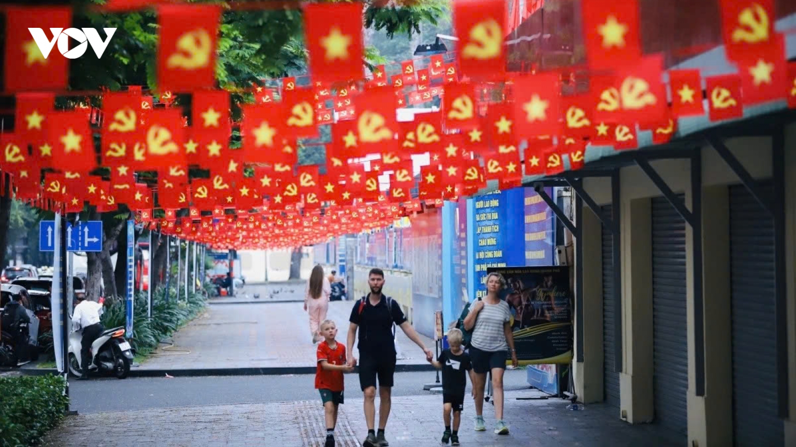 HCM City streets dressed in colour ahead of Lunar New Year and Party Congress