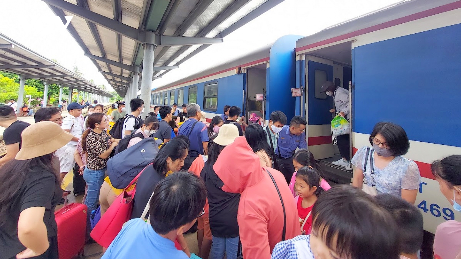 "Cháy" vé tàu xe nhiều chặng từ TP.HCM đi miền Trung, Tây Nguyên