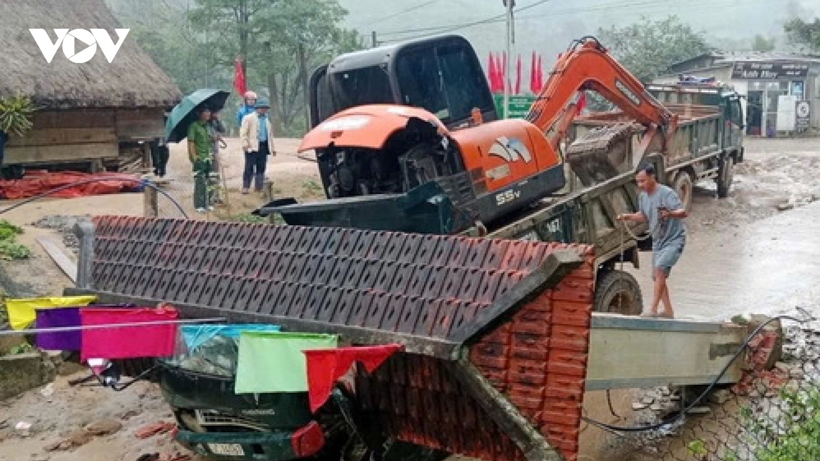 Xe tải chở xe múc va sập cổng làng ở Đà Nẵng, 2 người tử vong