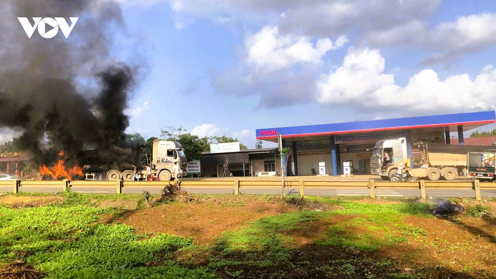 Xe tải bốc cháy khi đang lưu thông trên đường