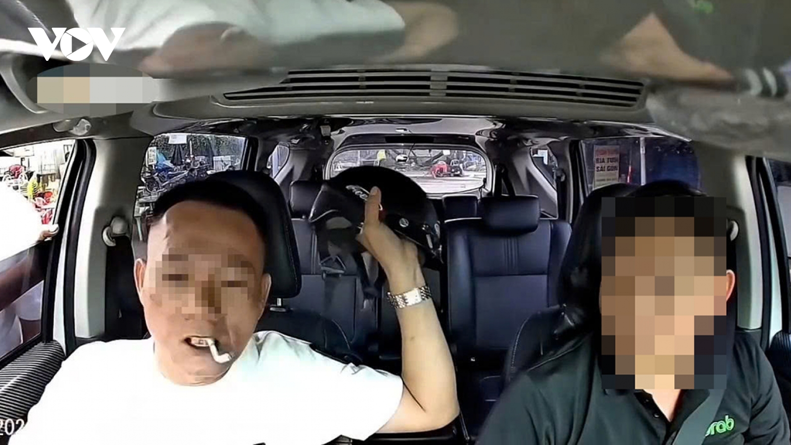 Người đánh lái xe công nghệ khi bị nhắc không hút thuốc đã lên công an trình diện