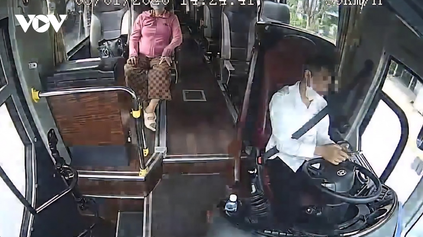 Xử phạt tài xế ở Đồng Tháp sử dụng điện thoại khi lái xe gây va chạm giao thông