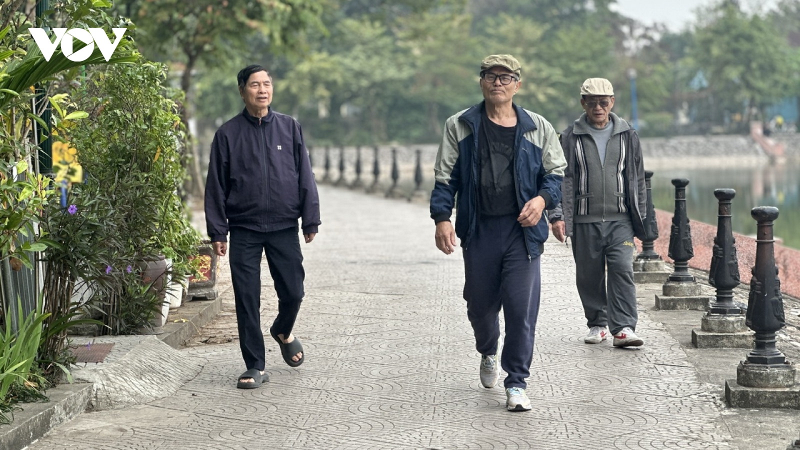 Hồ Cần bị lấn chiếm kinh doanh làm vườn rau không gian công cộng xuống cấp