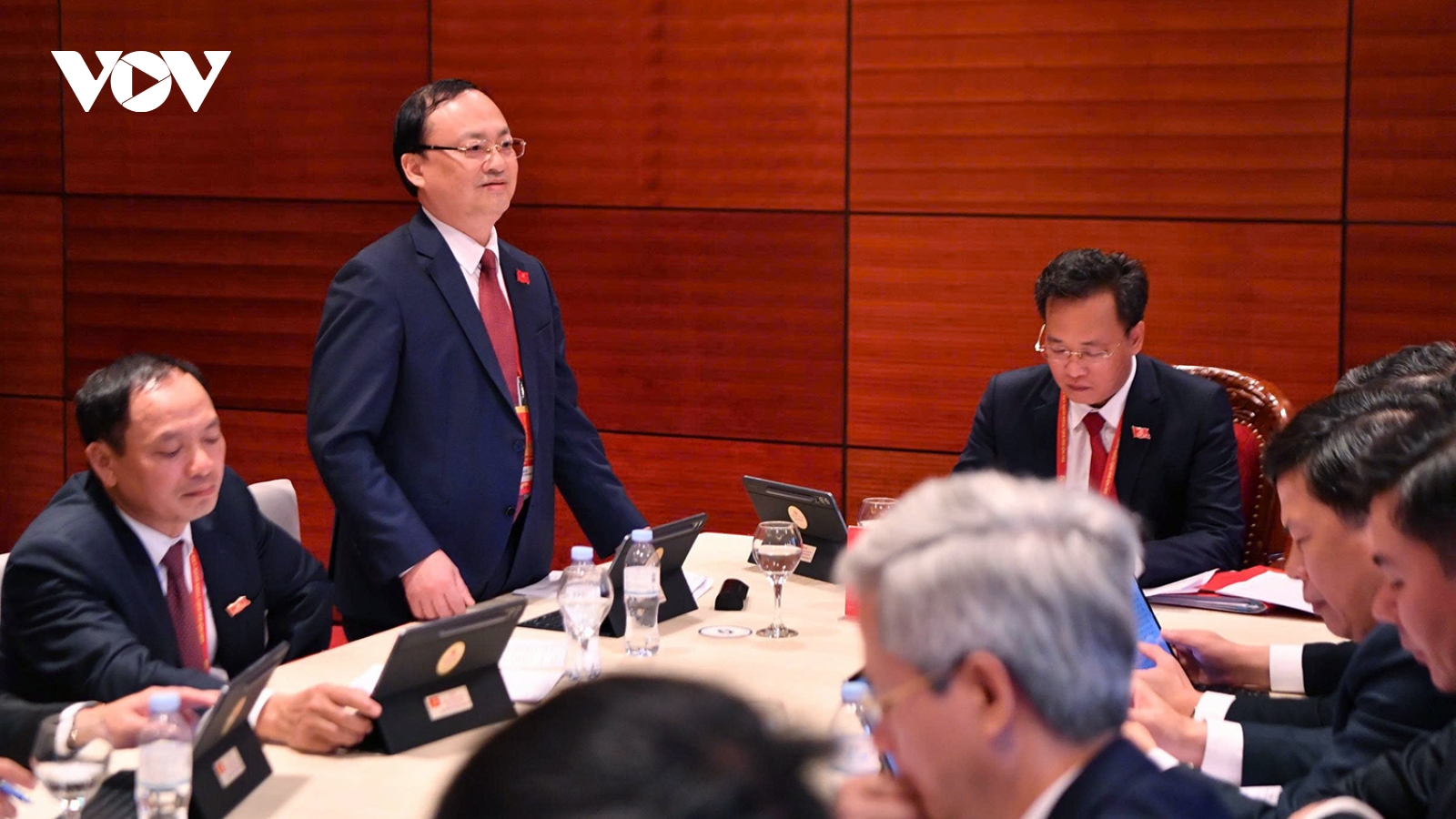 Các đại biểu thảo luận tại tổ về các văn kiện Đại hội XIV của Đảng