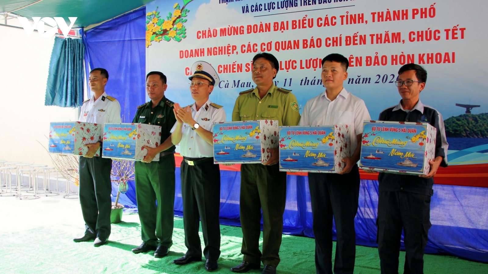 Thăm, chúc Tết cán bộ, chiến sĩ đảo Hòn Khoai