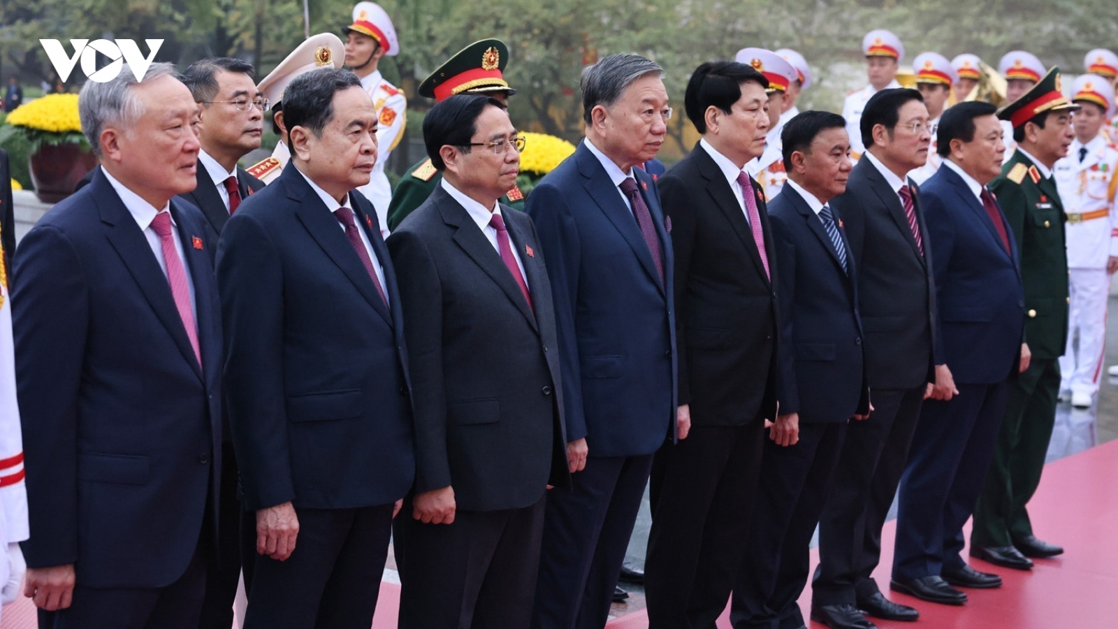 Lãnh đạo Đảng, Nhà nước và các đại biểu dự Đại hội XIV vào Lăng viếng Chủ tịch Hồ Chí Minh