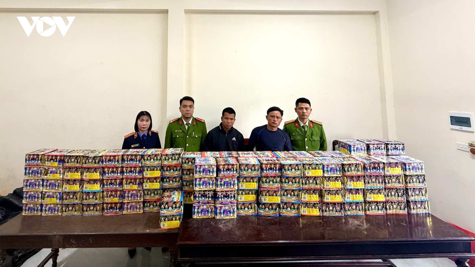 Bắt giữ hai đối tượng, thu giữ 220kg pháo nổ