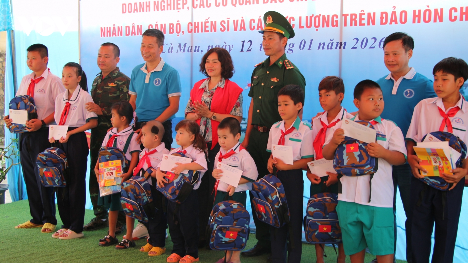 Niềm vui quân dân đảo Hòn Chuối đón Đoàn công tác Vùng 5 Hải quân chúc Tết