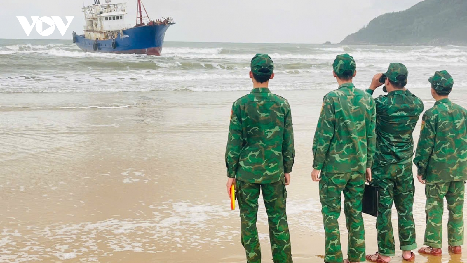 Tàu cá nước ngoài trôi dạt, mắc cạn tại vùng biển Quảng Ngãi