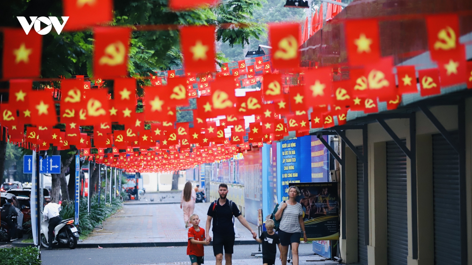 TP.HCM rực rỡ cờ hoa chào mừng Đại hội Đảng và mừng xuân mới