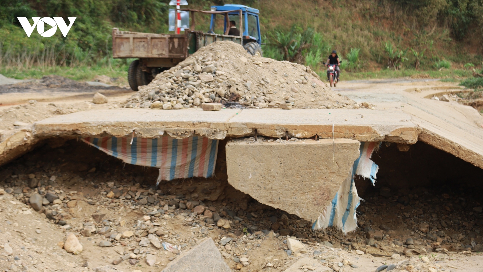 Miền núi Quảng Ngãi gấp rút khắc phục hạ tầng, ổn định sản xuất