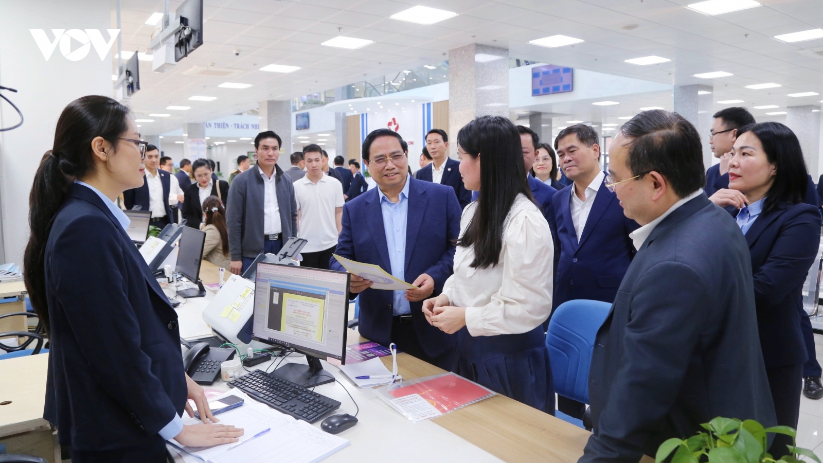 Thủ tướng: Cán bộ hành chính phải chủ động, tận tâm phục vụ nhân dân