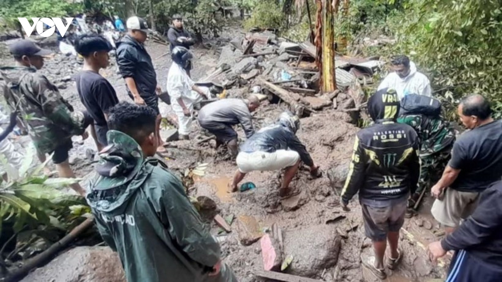 Chạy đua cứu hơn 80 người mất tích trong vụ lở đất ở Indonesia