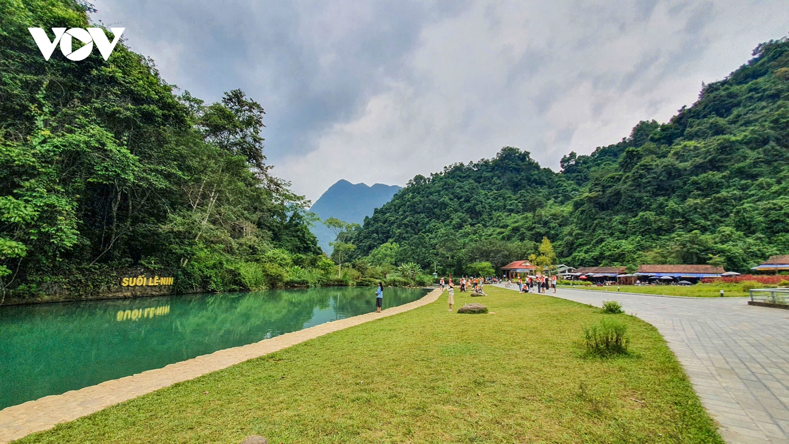 Chủ tịch Hồ Chí Minh - Người mang mùa xuân về núi rừng Việt Bắc