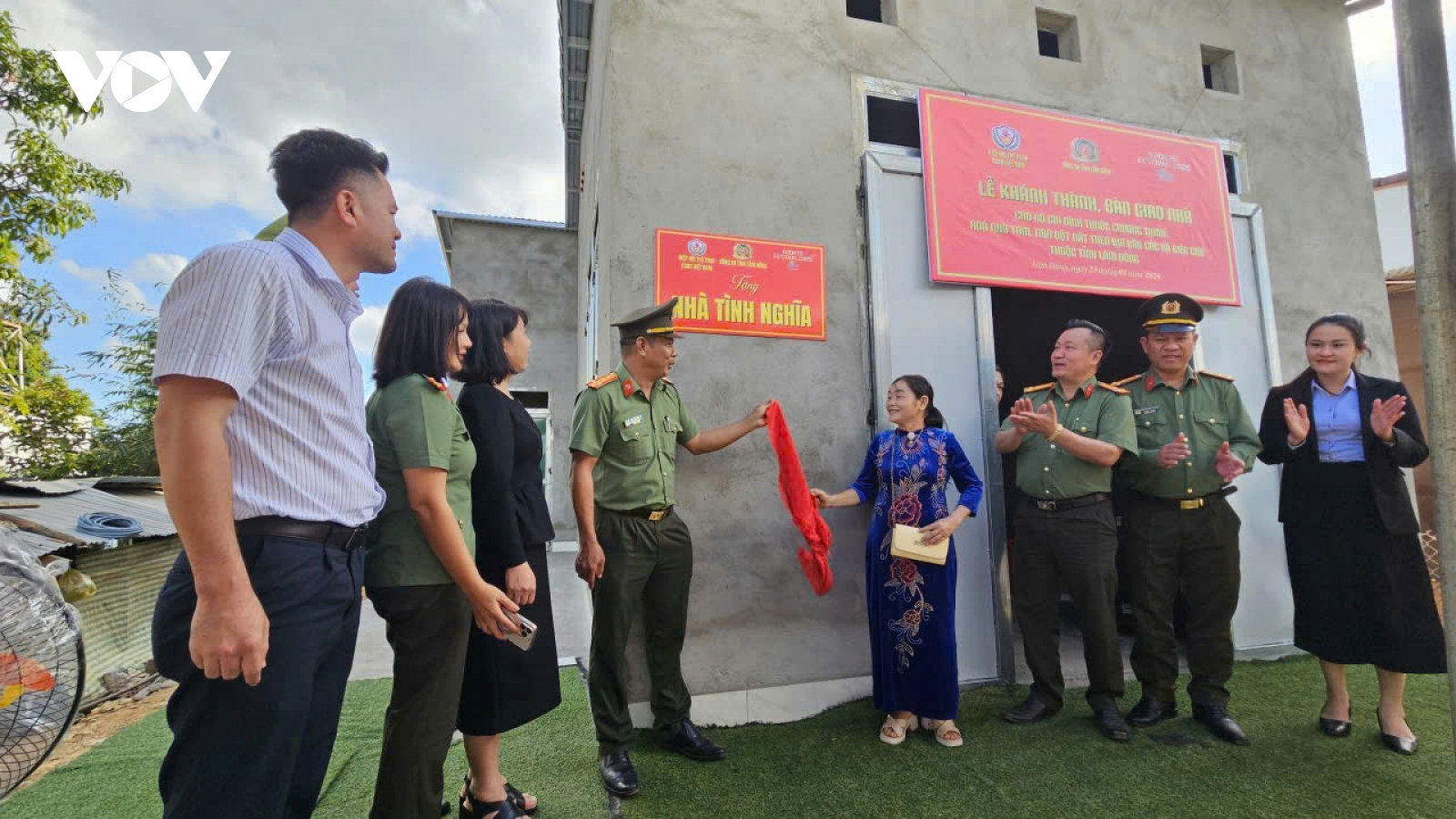 Công an tỉnh Lâm Đồng bàn giao 6 căn nhà tình nghĩa trên biên giới