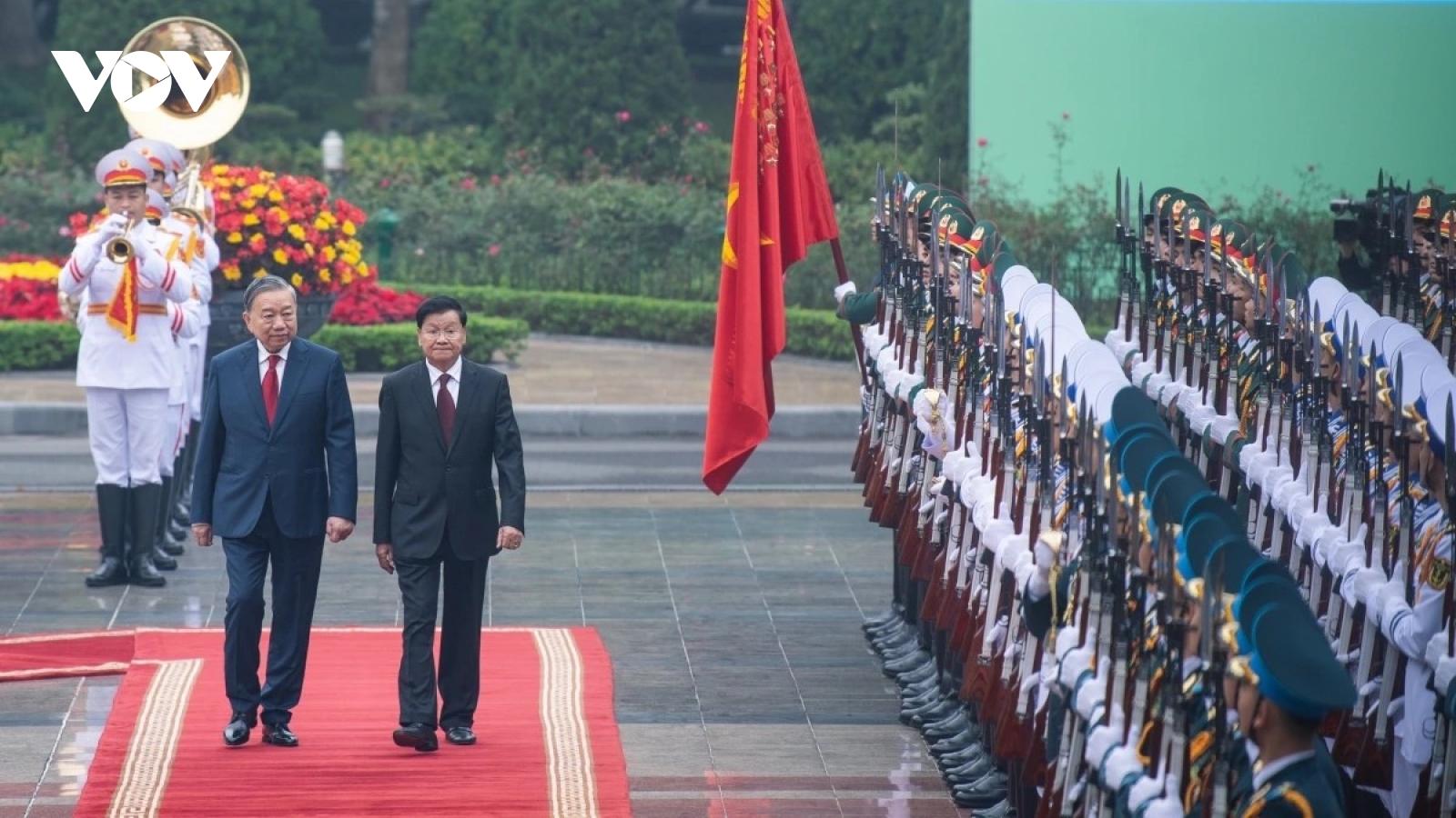 Top Lao leader Thongloun Sisoulith warmly welcomed in Hanoi on State visit