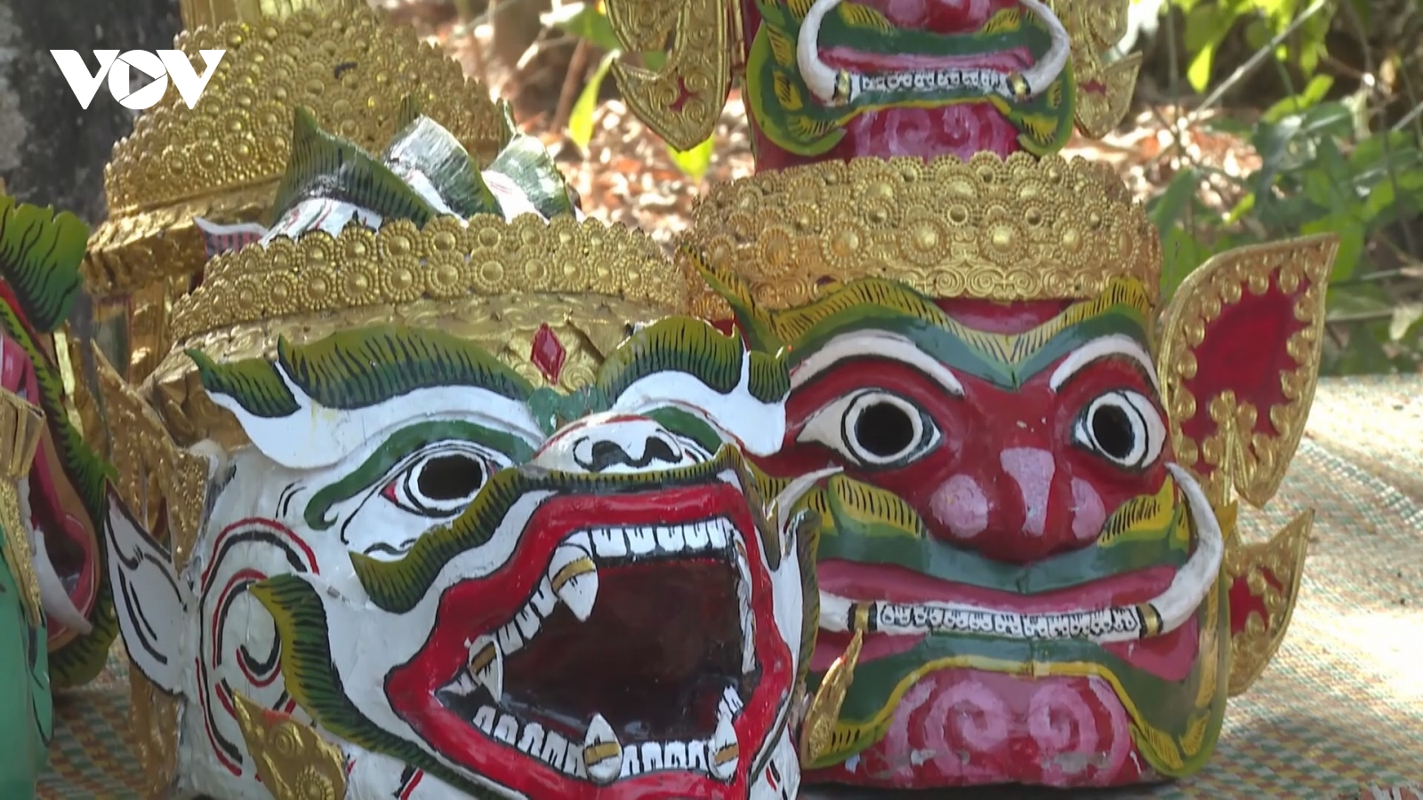 Chàng trai trẻ người Khmer với niềm đam mê chế tác mặt nạ múa chằn