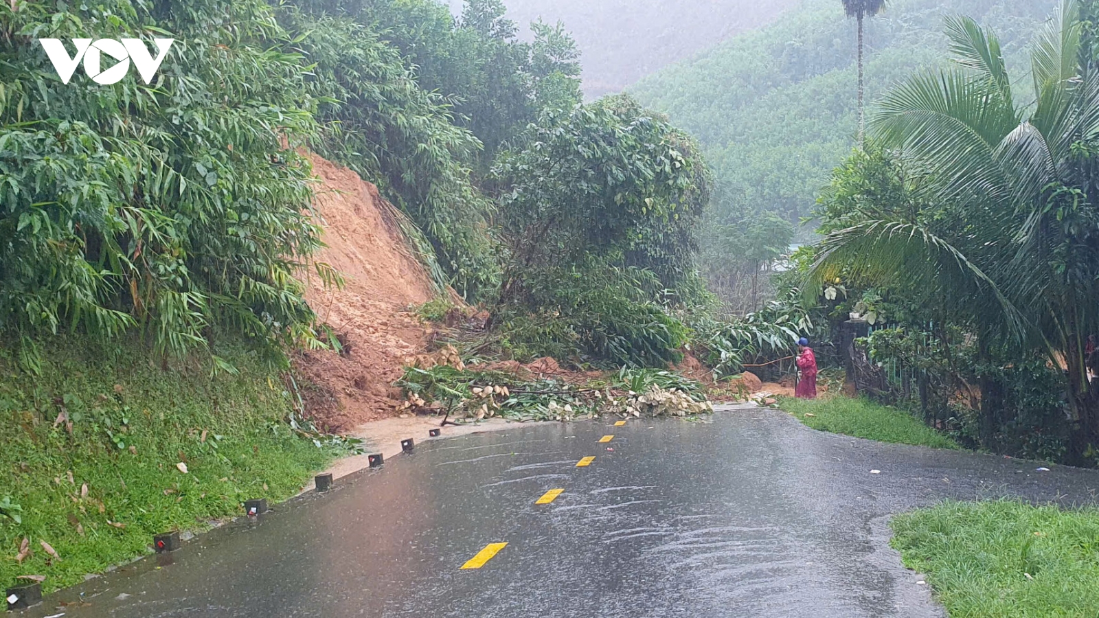 Khắc phục khẩn cấp hư hại quốc lộ 40B ở Đà Nẵng