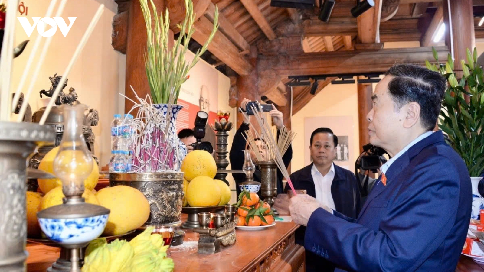 Top legislator pays tribute to former Party and State leaders