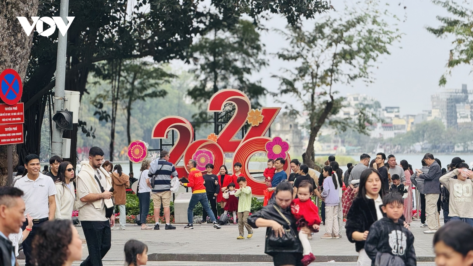 Bờ Hồ, phố cổ Hà Nội "vui như hội" trong ngày đầu tiên của năm 2026