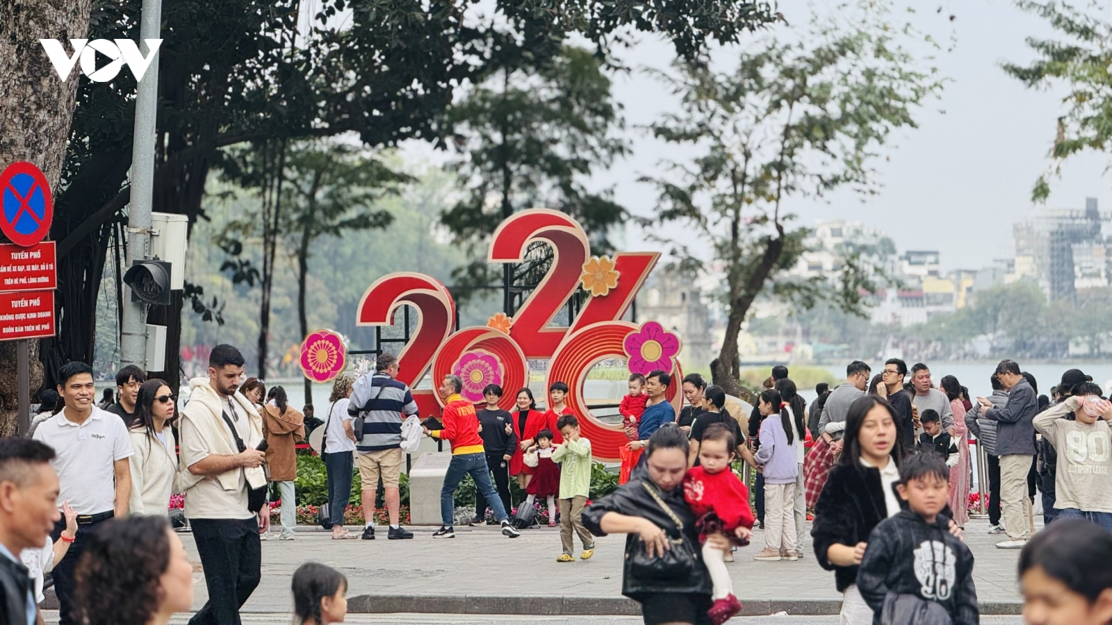 Bờ Hồ, phố cổ Hà Nội "vui như hội" trong ngày đầu tiên của năm 2026