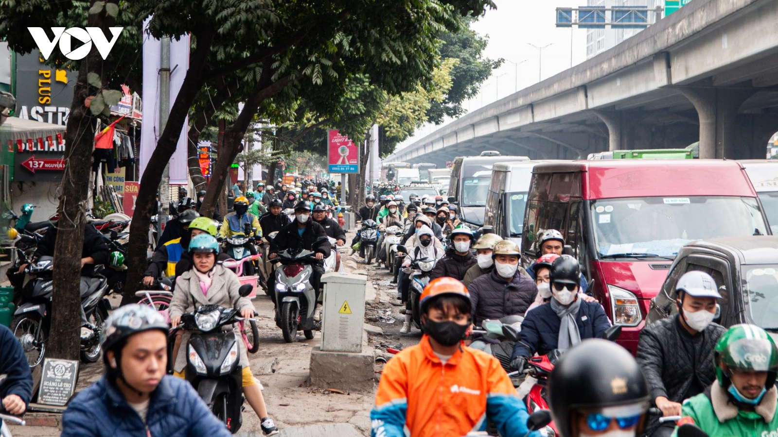 Dòng người ùn ùn trở lại Hà Nội sau kỳ nghỉ Tết Dương lịch 2026