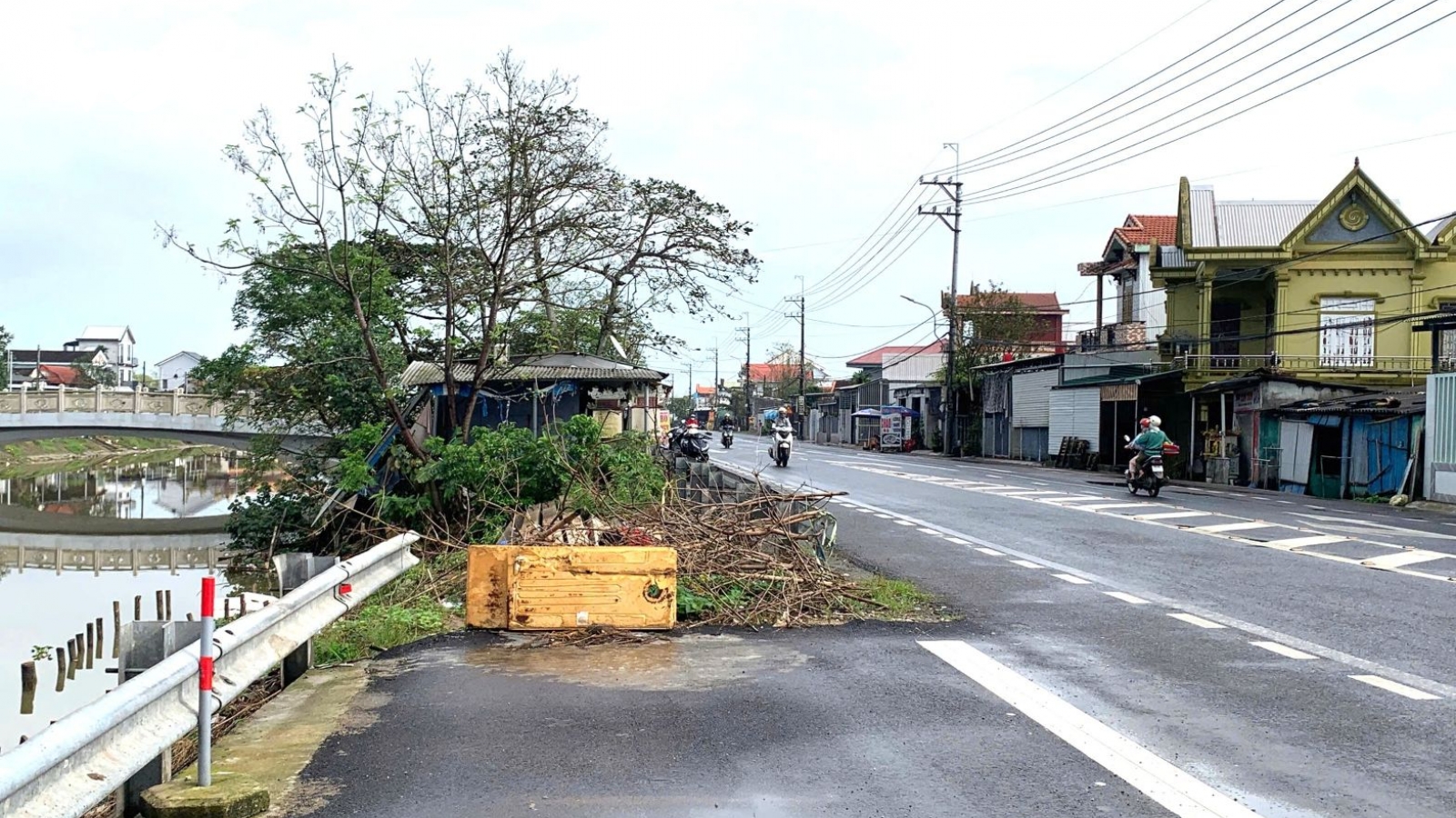 Đường gom Quốc lộ 49 (Huế)  bị “bóp” do hộ dân tái chiếm mặt bằng