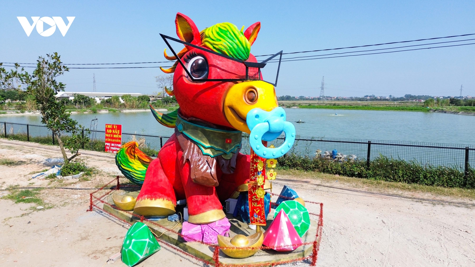 Độc lạ linh vật "Ngựa hạnh phúc" cao 6m, nặng gần 10 tấn ở Bắc Ninh