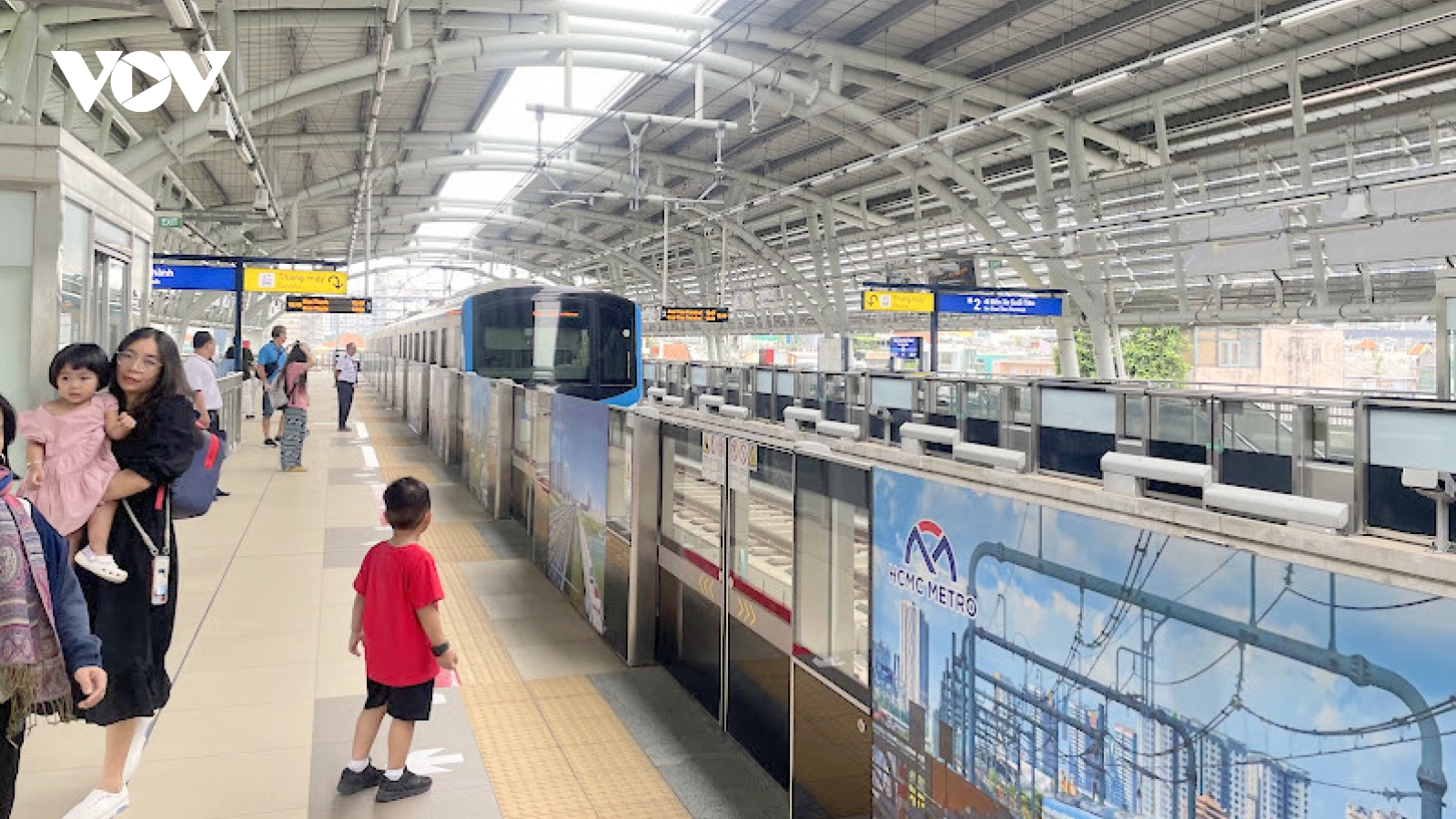 Đón 90.000 lượt khách trong ngày cuối năm, Metro số 1 cán mốc ấn tượng