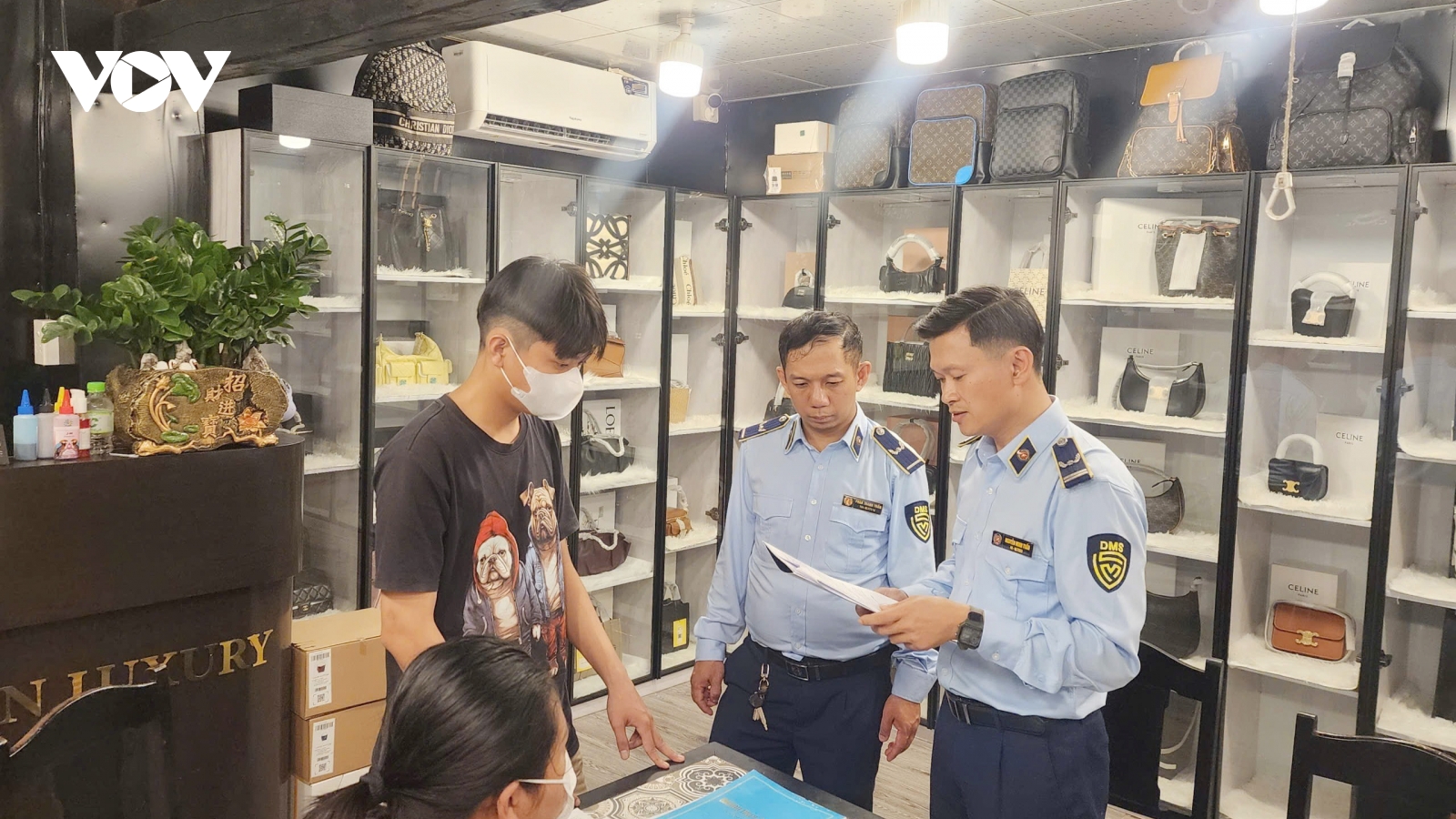 Phát hiện gần 200 túi xách giả mạo nhãn hiệu nổi tiếng