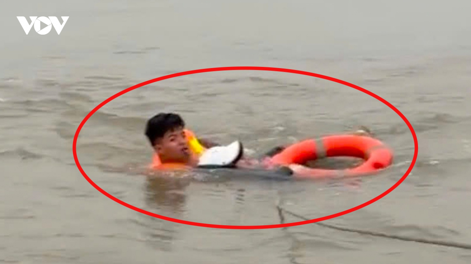 Cứu thành công một người đàn ông nhảy cầu Vĩnh Tuy giữa mùa đông buốt giá
