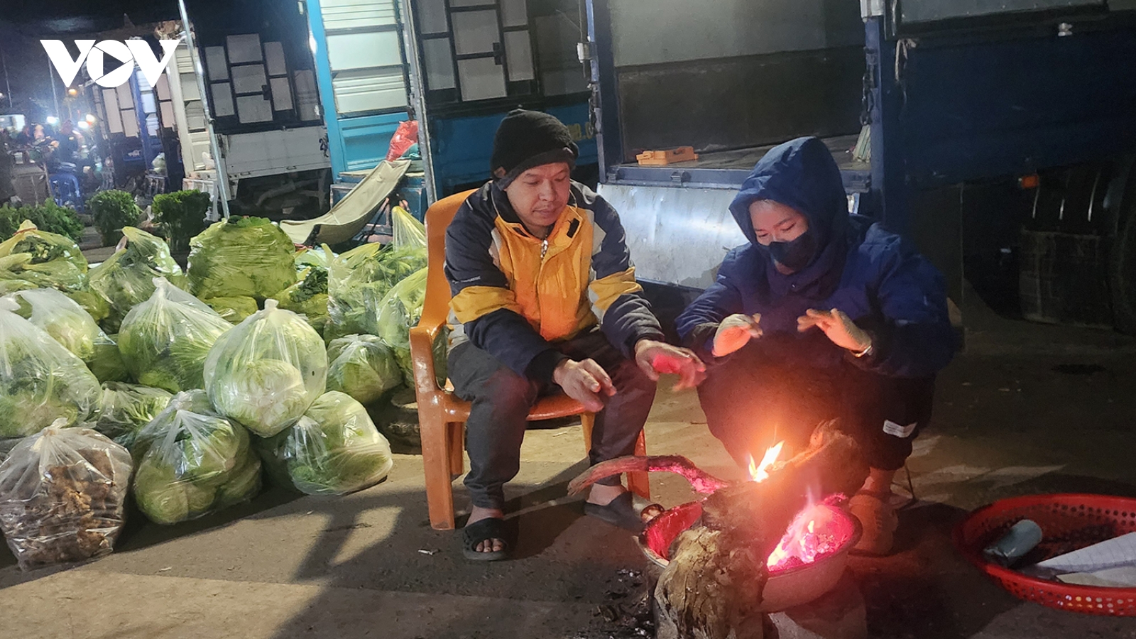 Nhóm lửa chống rét ở chợ sớm Sơn La